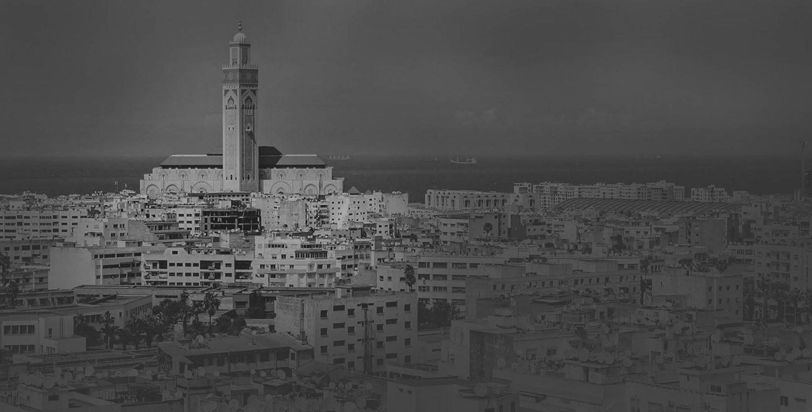Vue panoramique de Casablanca avec la mosquée Hassan II, représentant l'emplacement central de Mow, espace coworking à Casablanca, dans un environnement dynamique et inspirant