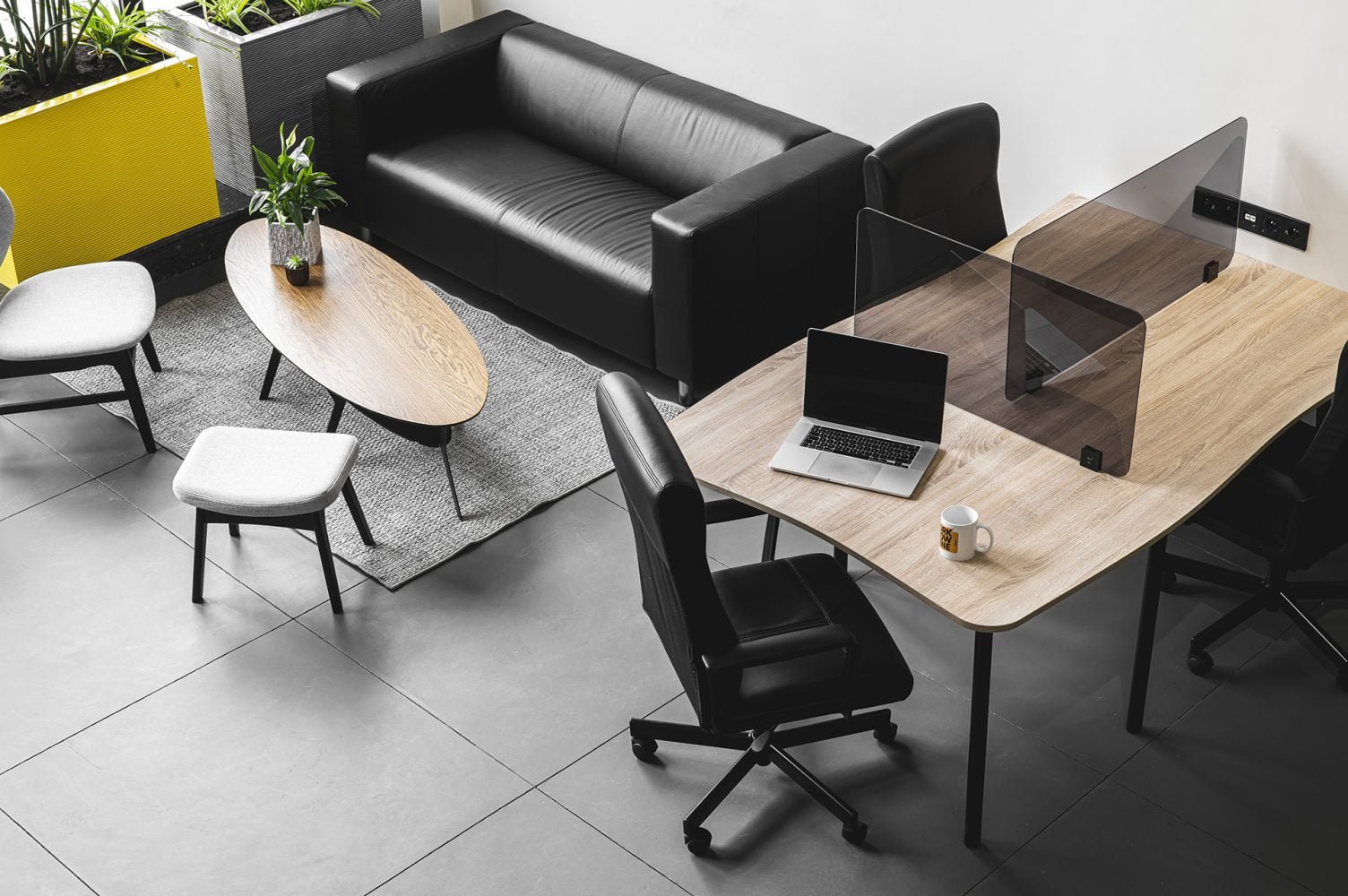 Espace de travail polyvalent chez Mow, coworking à Casablanca, avec bureaux partagés, canapé confortable et table basse pour des réunions informelles et la collaboration