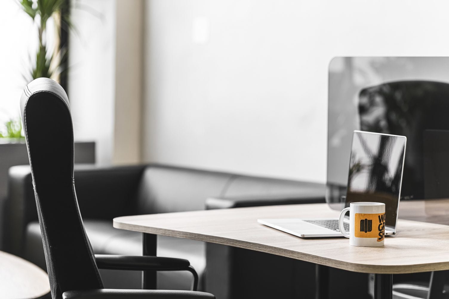Bureau avec ordinateur portable et tasse de café chez Mow, espace coworking à Casablanca, offrant un environnement de travail moderne et confortable