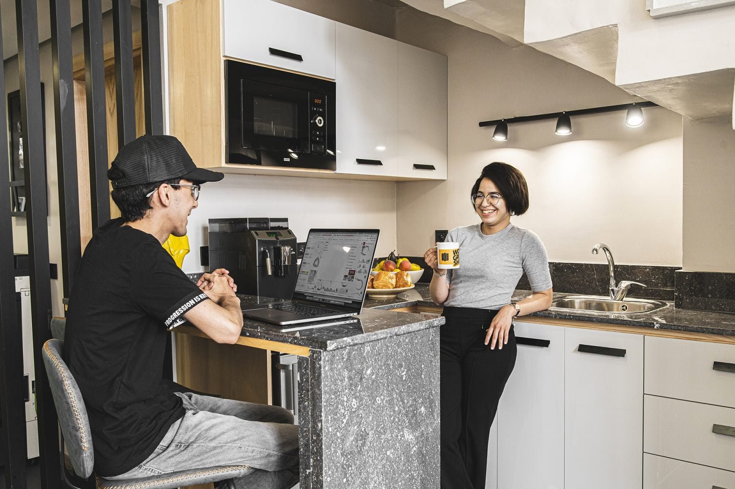 Professionnels échangeant dans la kitchenette de Mow, espace coworking à Casablanca, créant un environnement convivial et collaboratif