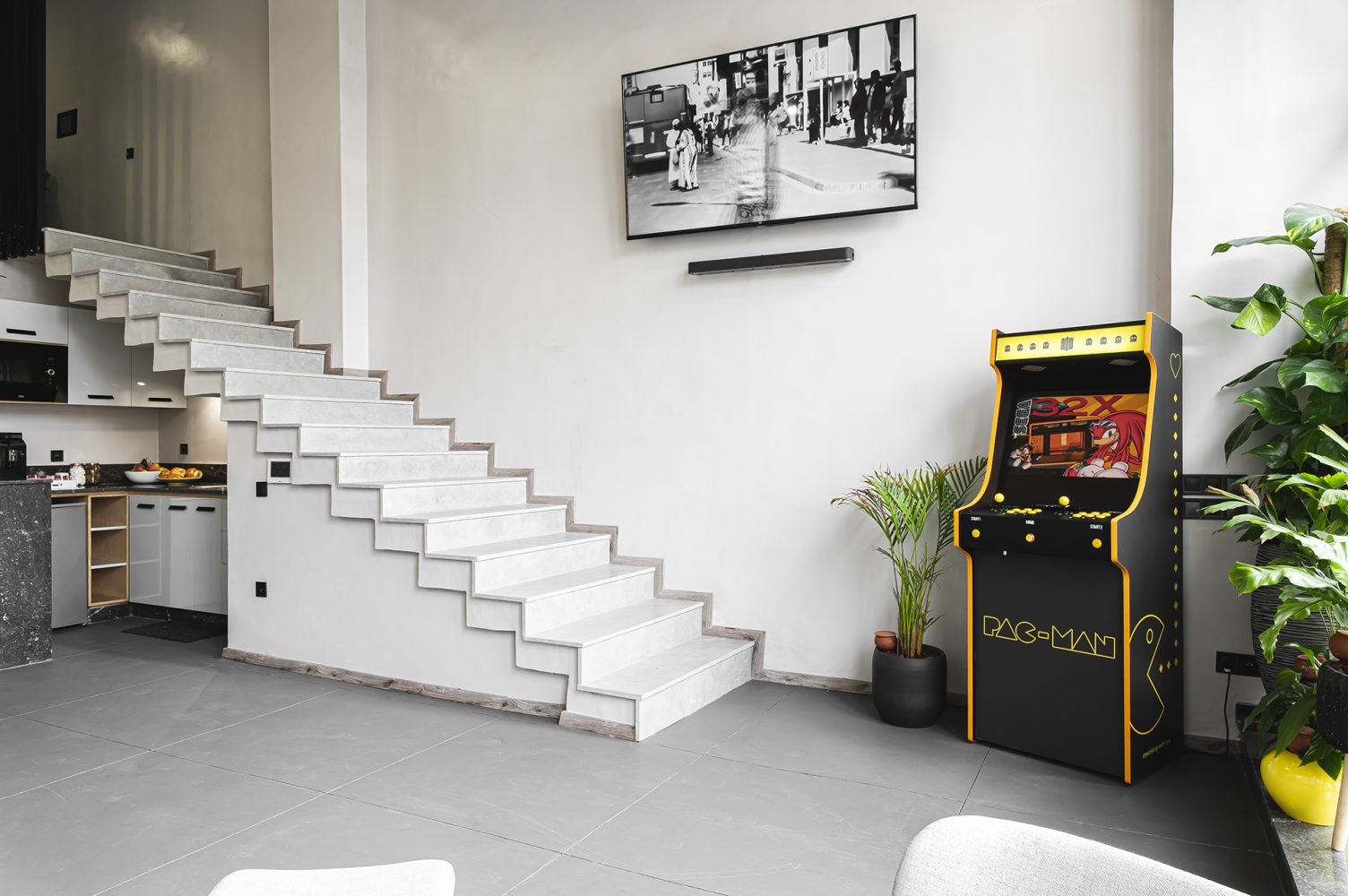 Espace de détente avec machine d'arcade Pac-Man chez Mow, coworking à Casablanca, offrant une ambiance ludique et relaxante pour les professionnels