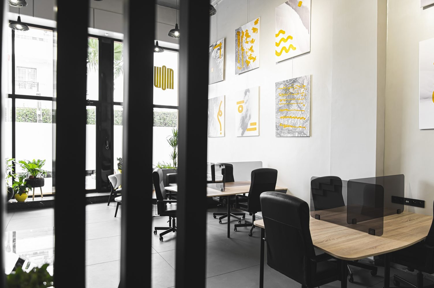 Espace de travail collaboratif chez Mow, coworking à Casablanca, avec bureaux partagés et décorations murales modernes, offrant un environnement inspirant pour les professionnels