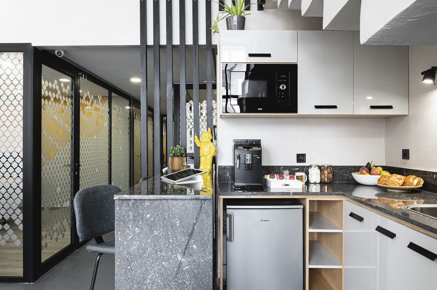 Kitchenette moderne et équipée chez Mow, espace coworking à Casablanca, offrant des commodités telles que micro-ondes, réfrigérateur et machine à café pour le confort des professionnels