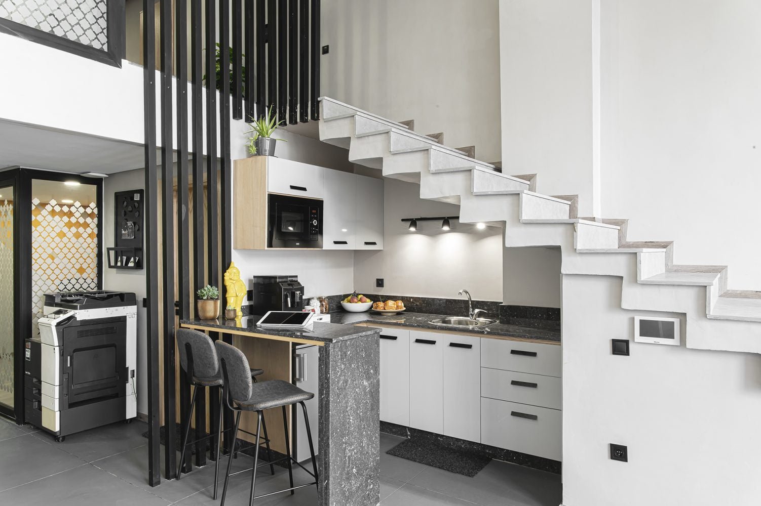 Kitchenette moderne et équipée chez Mow, espace coworking à Casablanca, offrant des services de snacking, machine à café, et espace d'impression pour le confort des membres