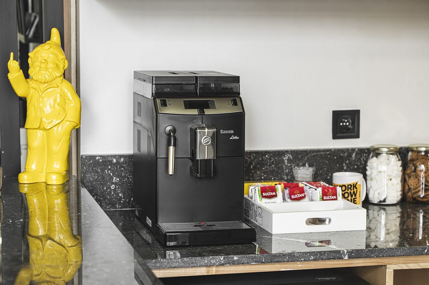 Machine à café et espace snacking dans la kitchenette de Mow, espace coworking à Casablanca, offrant des boissons chaudes et des snacks pour le confort des membres