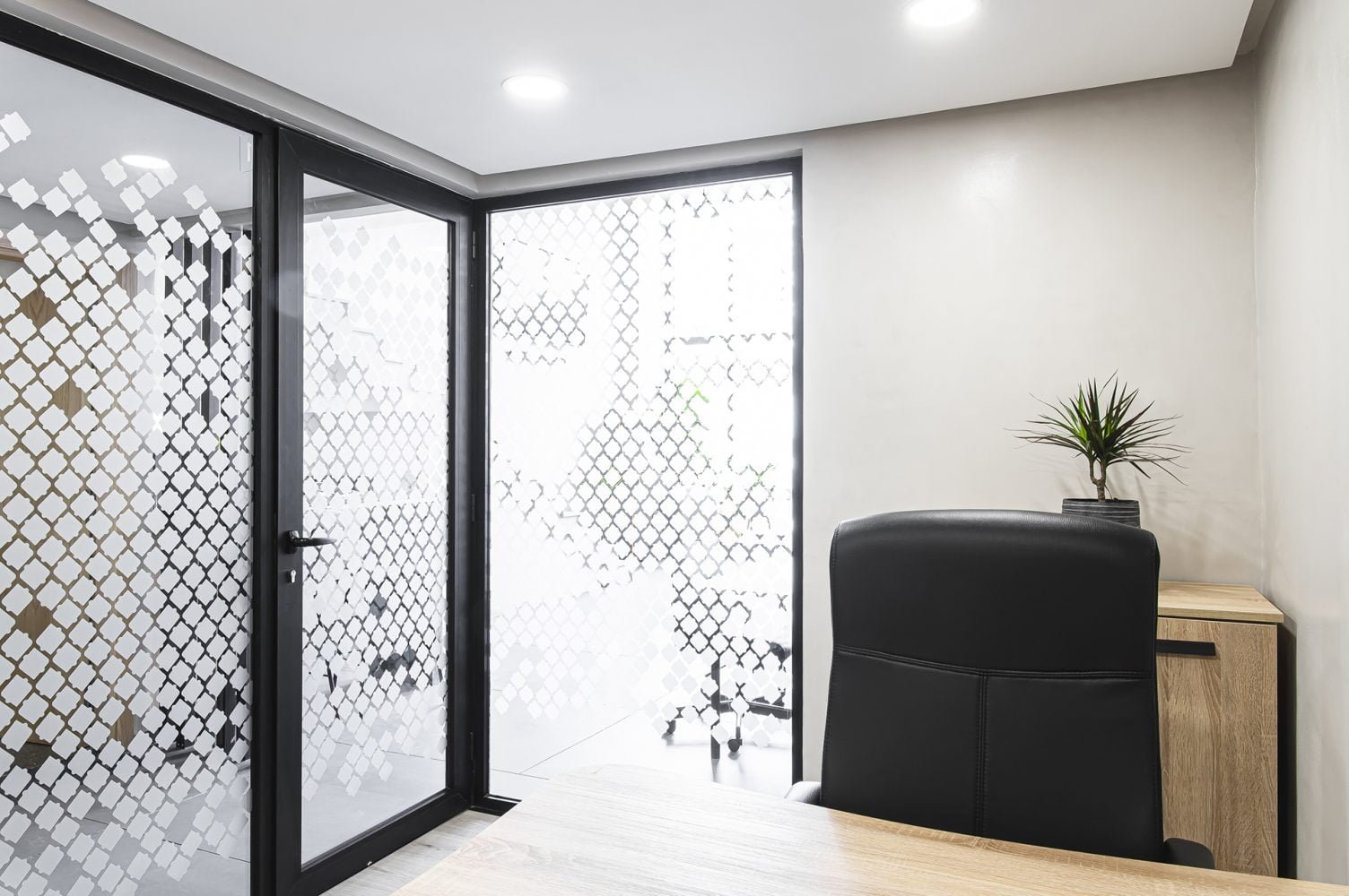 Bureau privé avec parois vitrées chez Mow, espace coworking à Casablanca, offrant intimité et luminosité pour un environnement de travail productif
