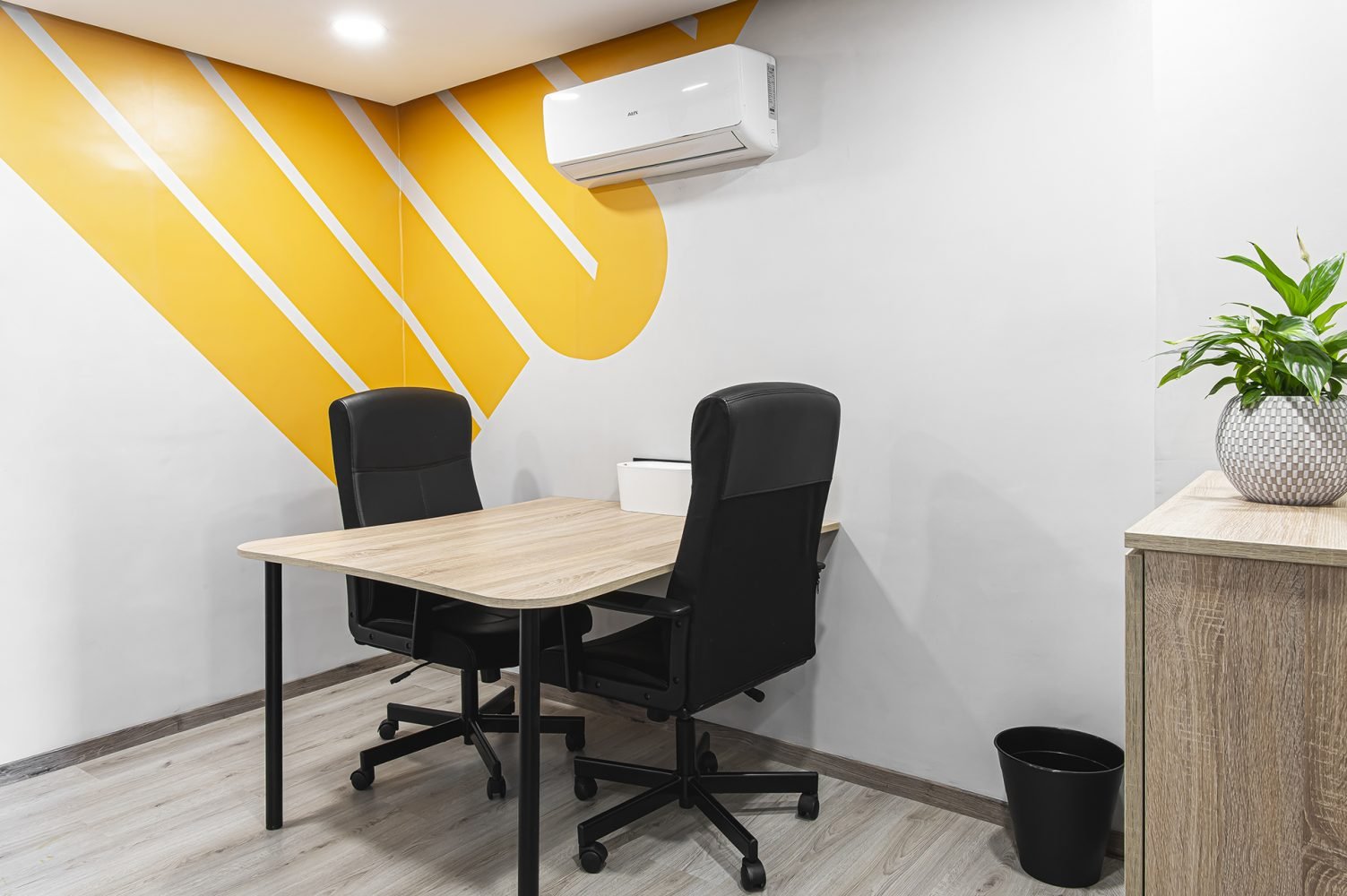 Bureau privé bien aménagé chez Mow, espace coworking à Casablanca, avec un design mural vibrant et un mobilier ergonomique pour un environnement de travail confortable