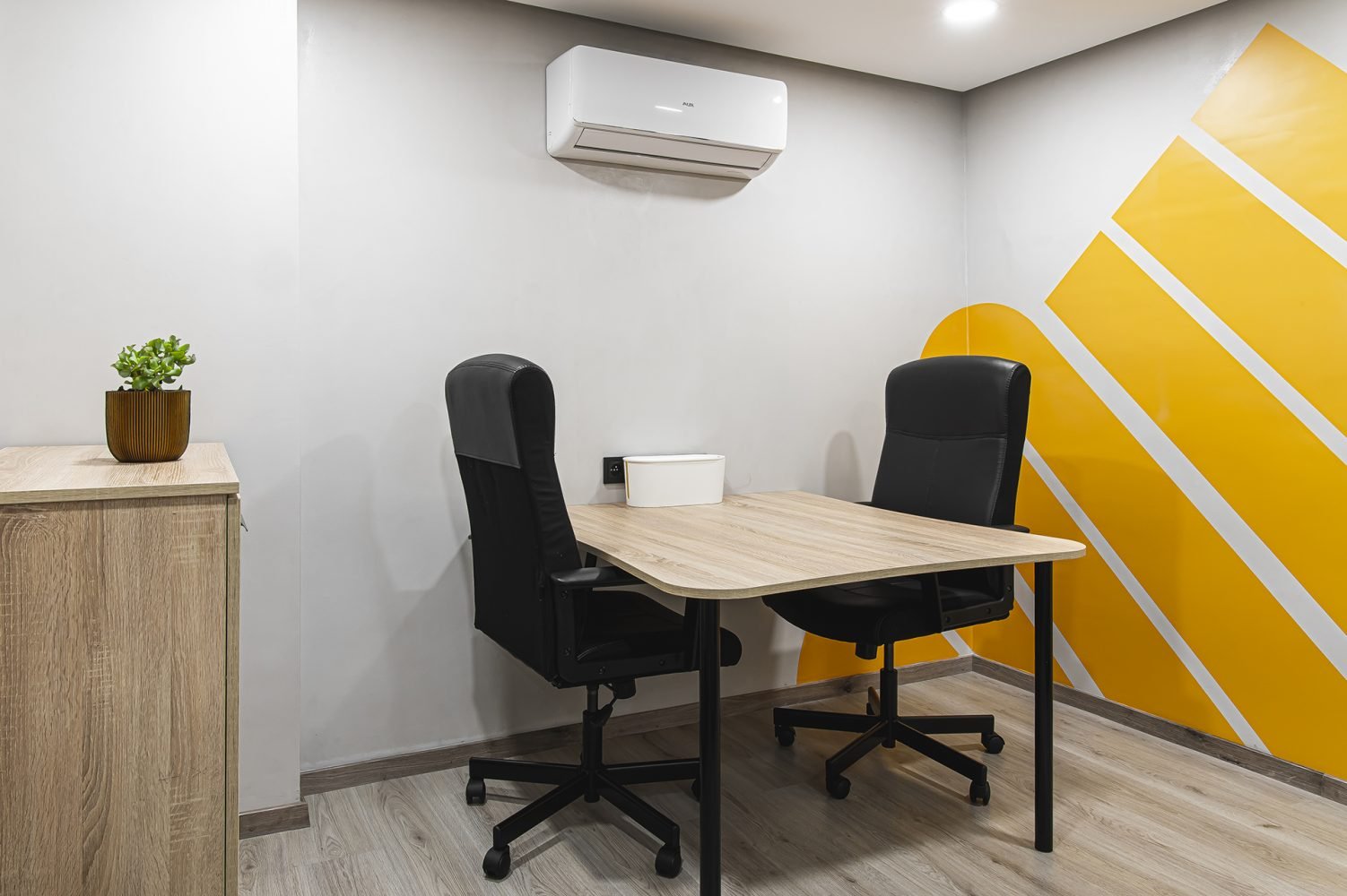 Bureau privé minimaliste chez Mow, espace coworking à Casablanca, équipé de sièges ergonomiques et d'un design épuré pour un environnement de travail calme et productif