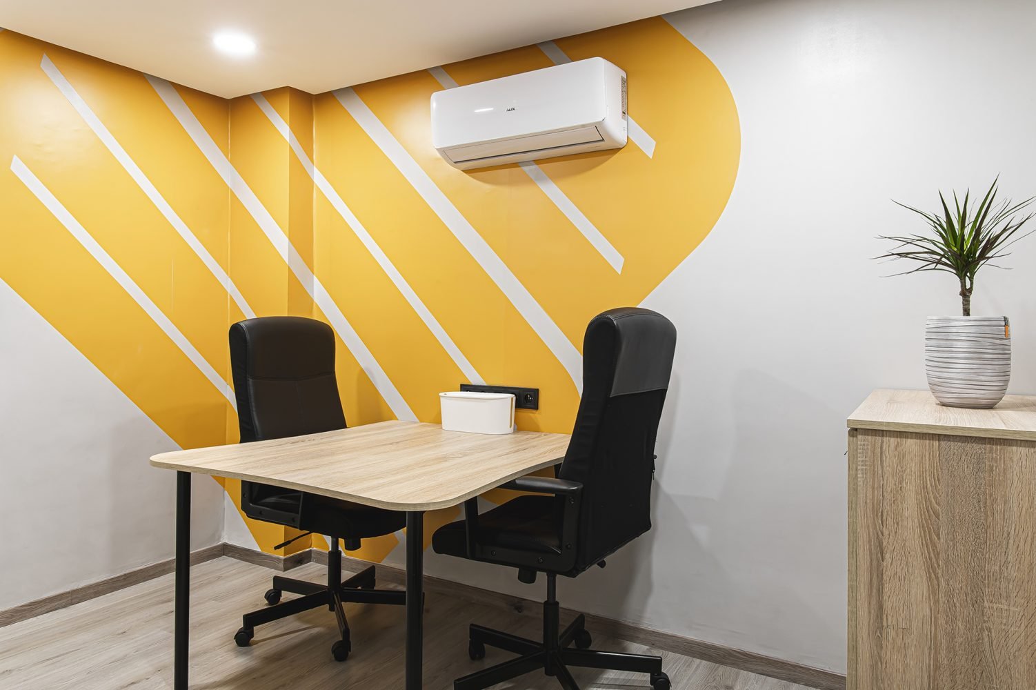 Bureau privé moderne chez Mow, coworking à Casablanca, avec un design mural vibrant et un mobilier ergonomique pour un espace de travail confortable et inspirant