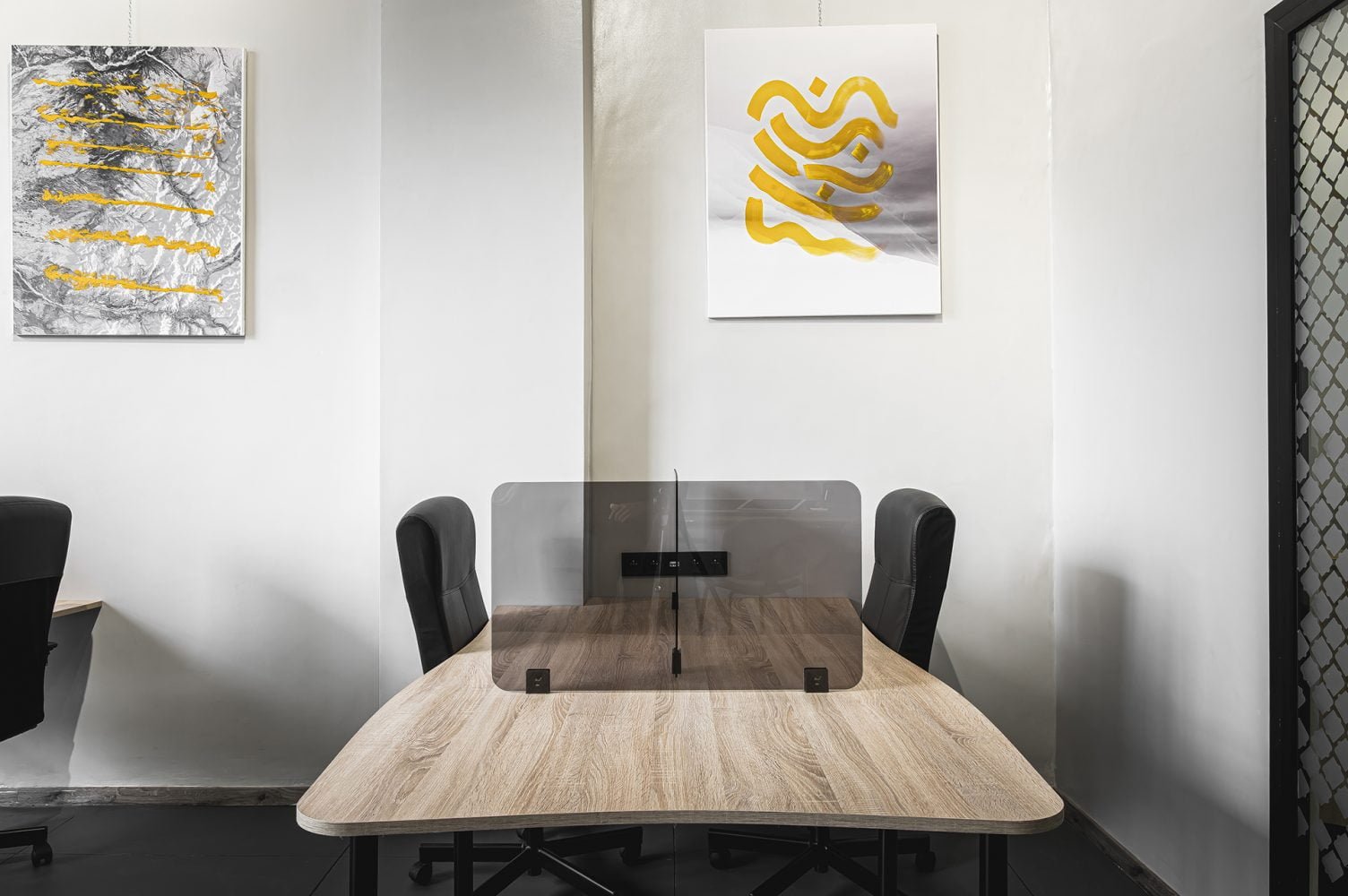 Bureaux partagés avec séparateurs en verre chez Mow, coworking à Casablanca, offrant un espace de travail moderne et ergonomique pour la productivité et la collaboration