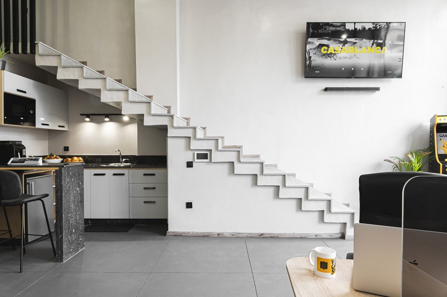 Espace convivial chez Mow, coworking à Casablanca, avec une kitchenette moderne et un espace de détente, idéal pour travailler et se relaxer