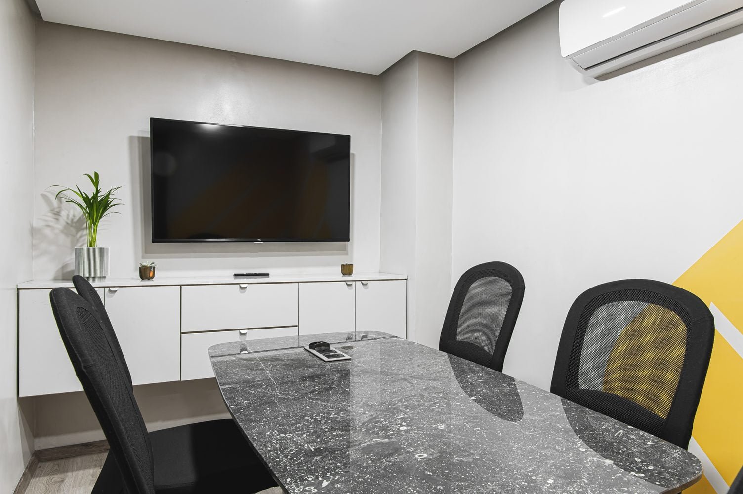 Salle de réunion moderne chez Mow, espace coworking à Casablanca, équipée d'une télévision et de sièges ergonomiques pour des réunions efficaces et confortables