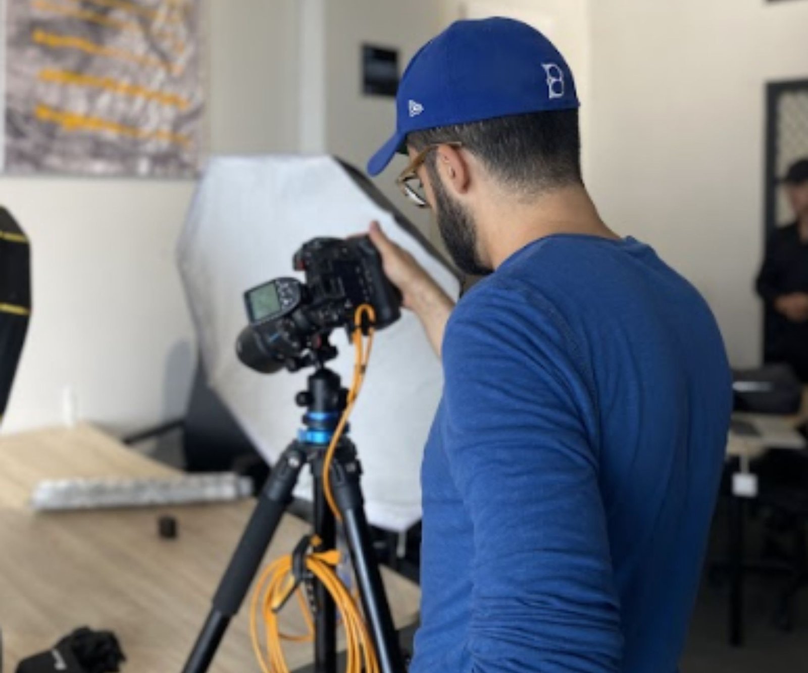 Photographe préparant l'équipement d'éclairage dans un espace coworking chez MOW à Casablanca.