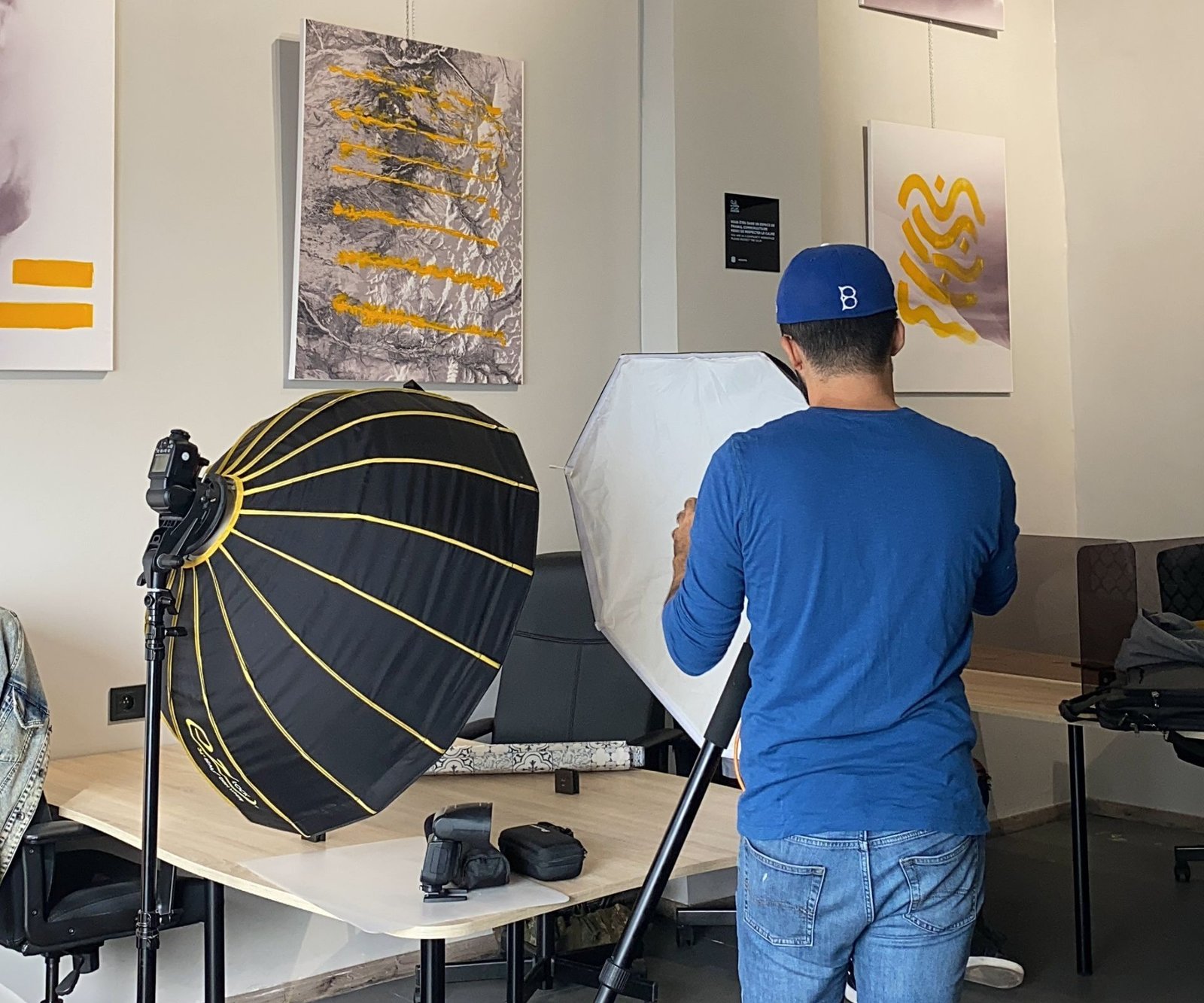Photographe préparant l'équipement d'éclairage dans un espace coworking chez MOW à Casablanca.