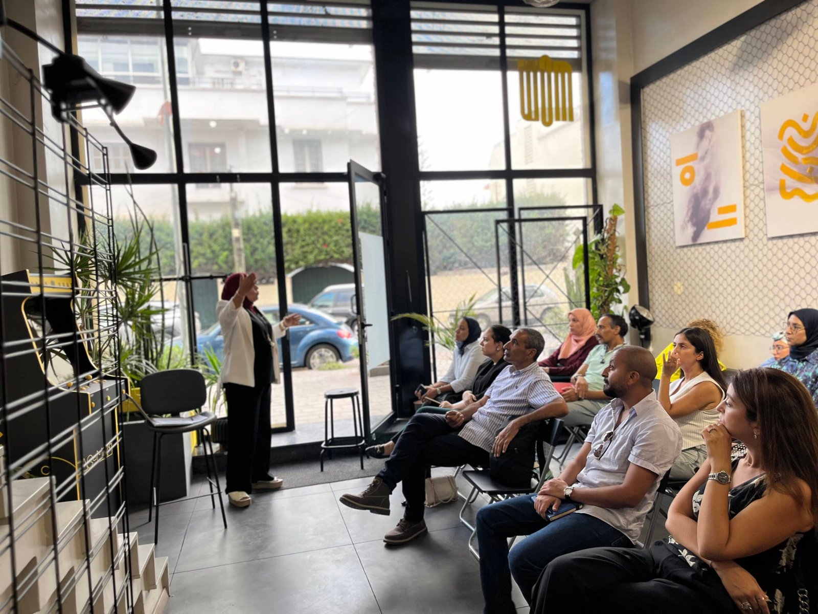 Intervenante en action lors d'un atelier au coworking MOW à Casablanca, captivant un public varié et attentif.
