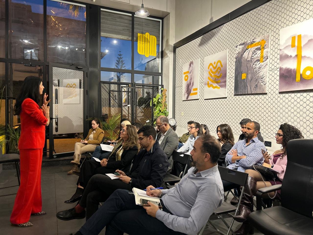 Samia Latrach, en pleine démonstration de la méthode GTD® au MOW®, face à un public engagé et attentif, dans un cadre chaleureux et moderne.